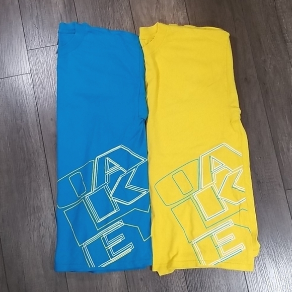Pair of Oakley Men's T-Shirts Size XL Graphic Spellouts Yellow/Blue - Picture 2 of 5